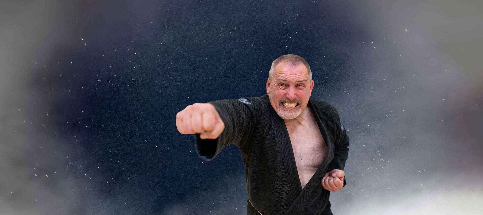 David Stainko u crnom kimonu izvodi udarac šakom prema kameri